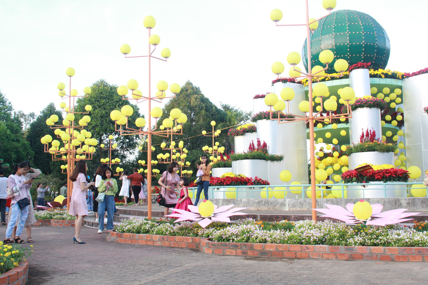 Người dân Quảng Ngãi rộn ràng 'check-in' với gia đình chuột ở công viên Ba Tơ ảnh 12