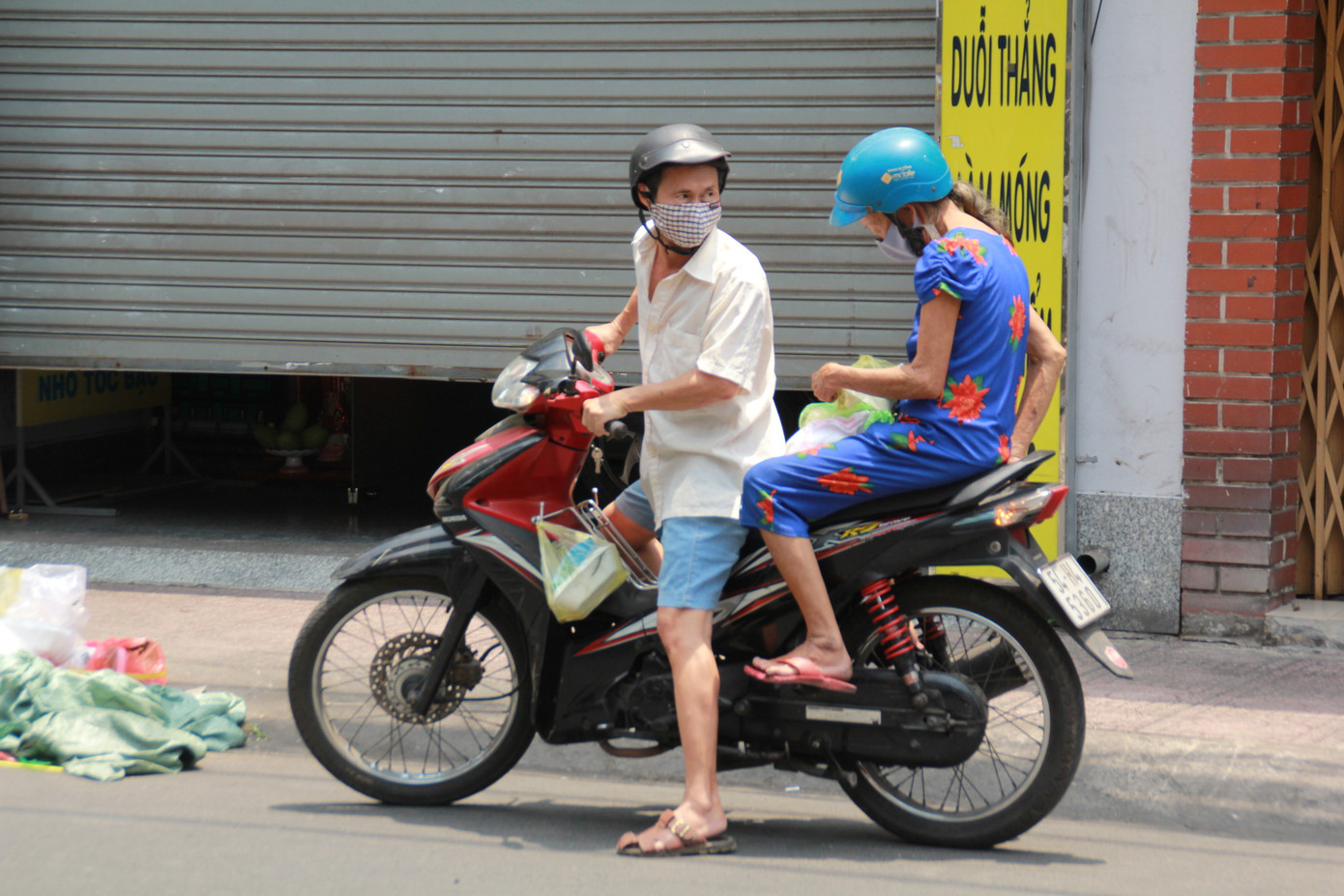 Quán cơm Sài Gòn đồng loạt sẻ chia phần ăn với bà con nghèo khi 'cách ly xã hội' ảnh 12