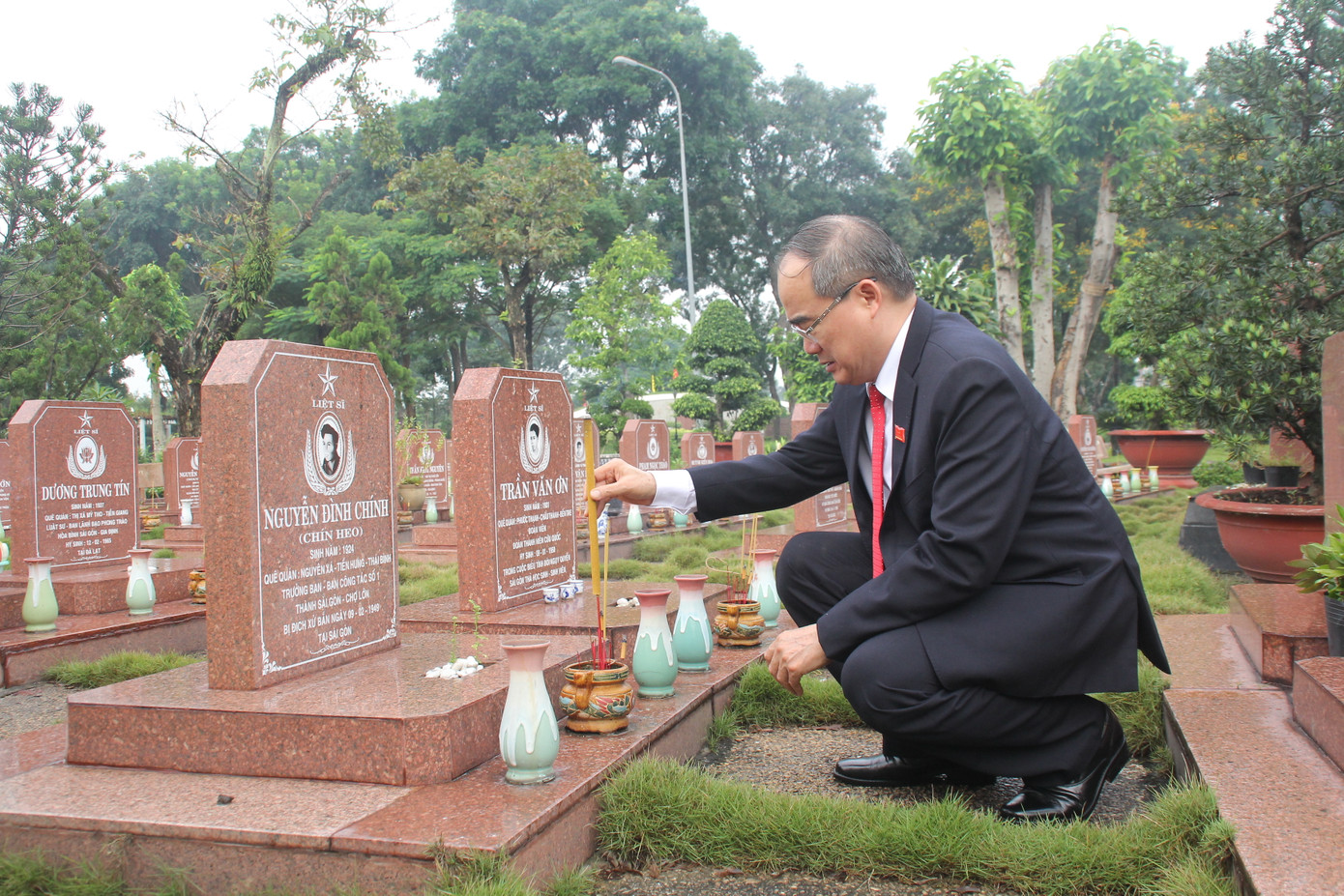 Đoàn đại biểu dự Đại hội Đảng bộ TPHCM dâng hương Anh hùng liệt sỹ ảnh 13