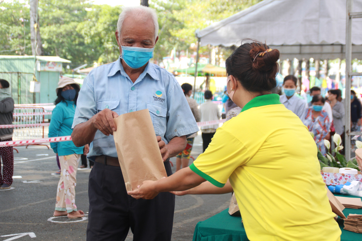 'ATM gạo' đến với người dân nghèo khu đông TPHCM ảnh 5