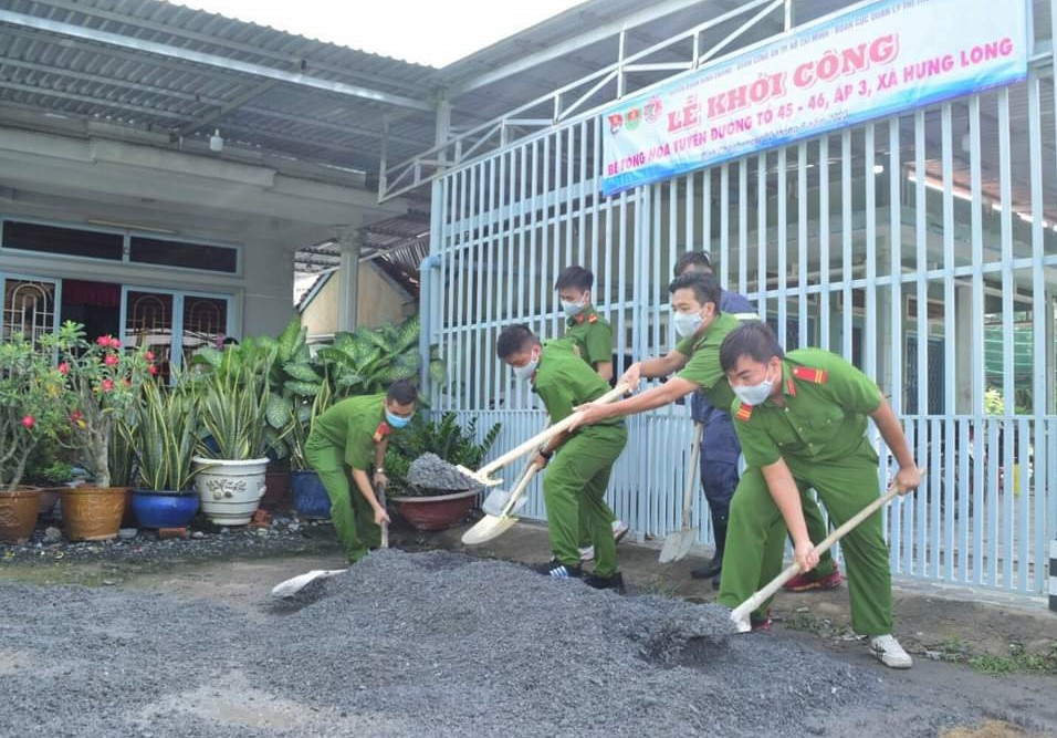  Đoàn viên, chiến sĩ tình nguyện hỗ trợ người dân xây dựng nông thôn mới ảnh 5