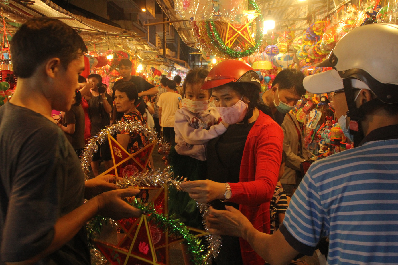 Phố lồng đèn đông đúc bạn trẻ vui hội Trung thu sớm ảnh 11