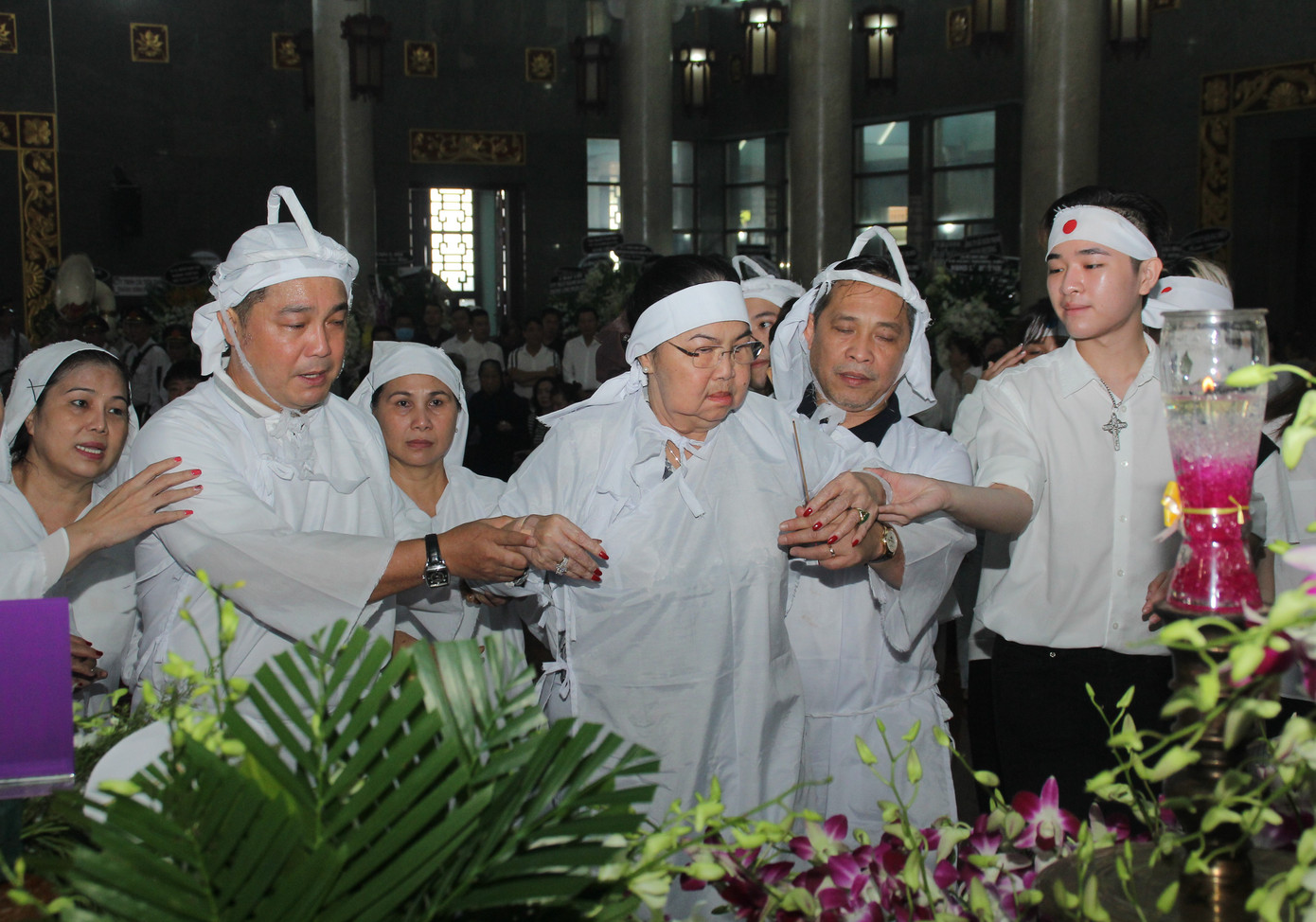 Lý Hùng nghẹn ngào nói lời tri ân trước giờ đưa NSND Lý Huỳnh về nơi an nghỉ cuối cùng ảnh 9