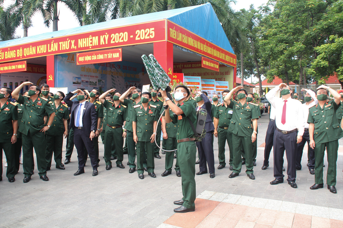 Trung tướng Trần Hoài Trung tái đắc cử Bí thư Đảng ủy Quân khu 7 ảnh 4