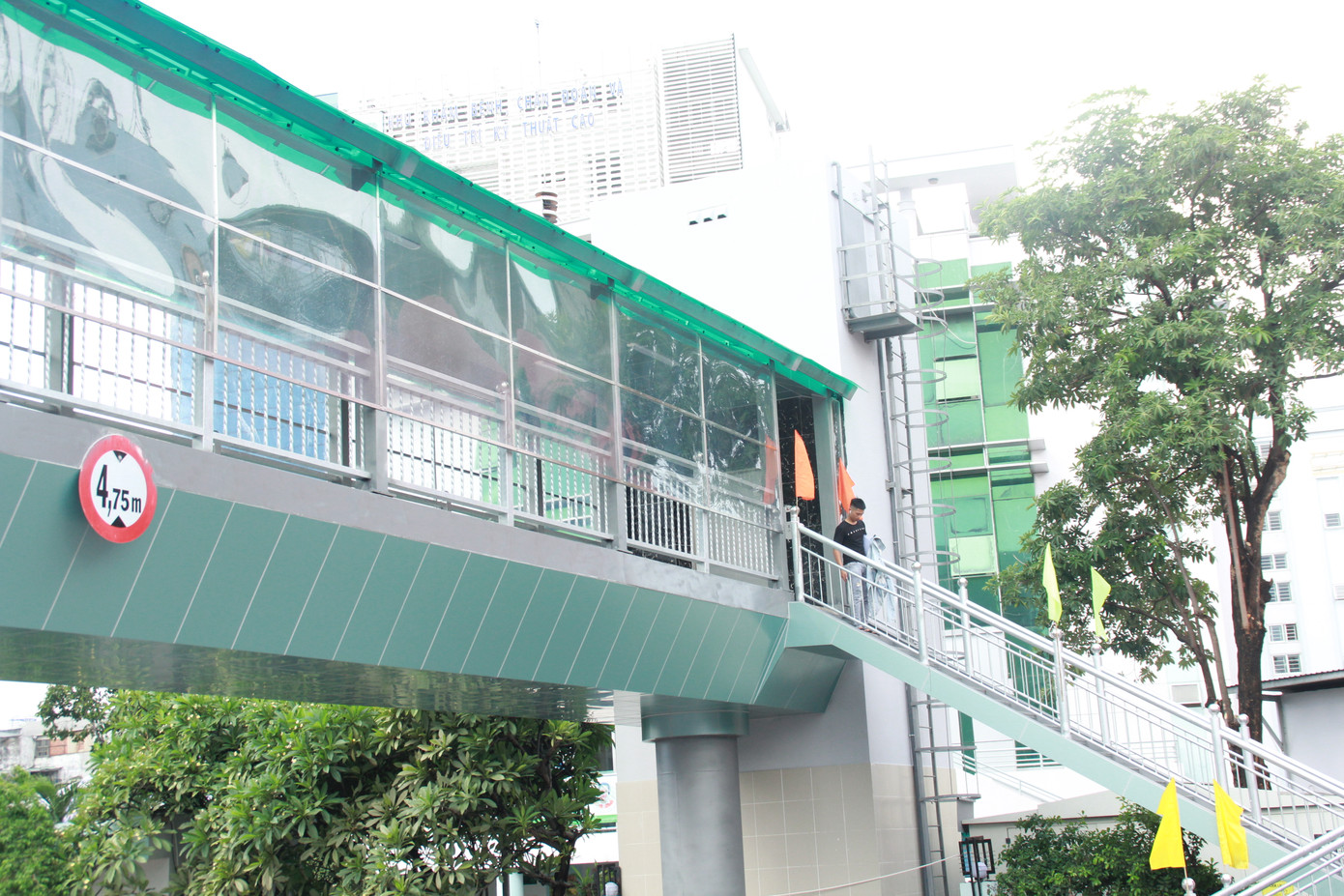 Nhìn gần cầu bộ hành có thang máy đầu tiên tại Sài Gòn ảnh 6