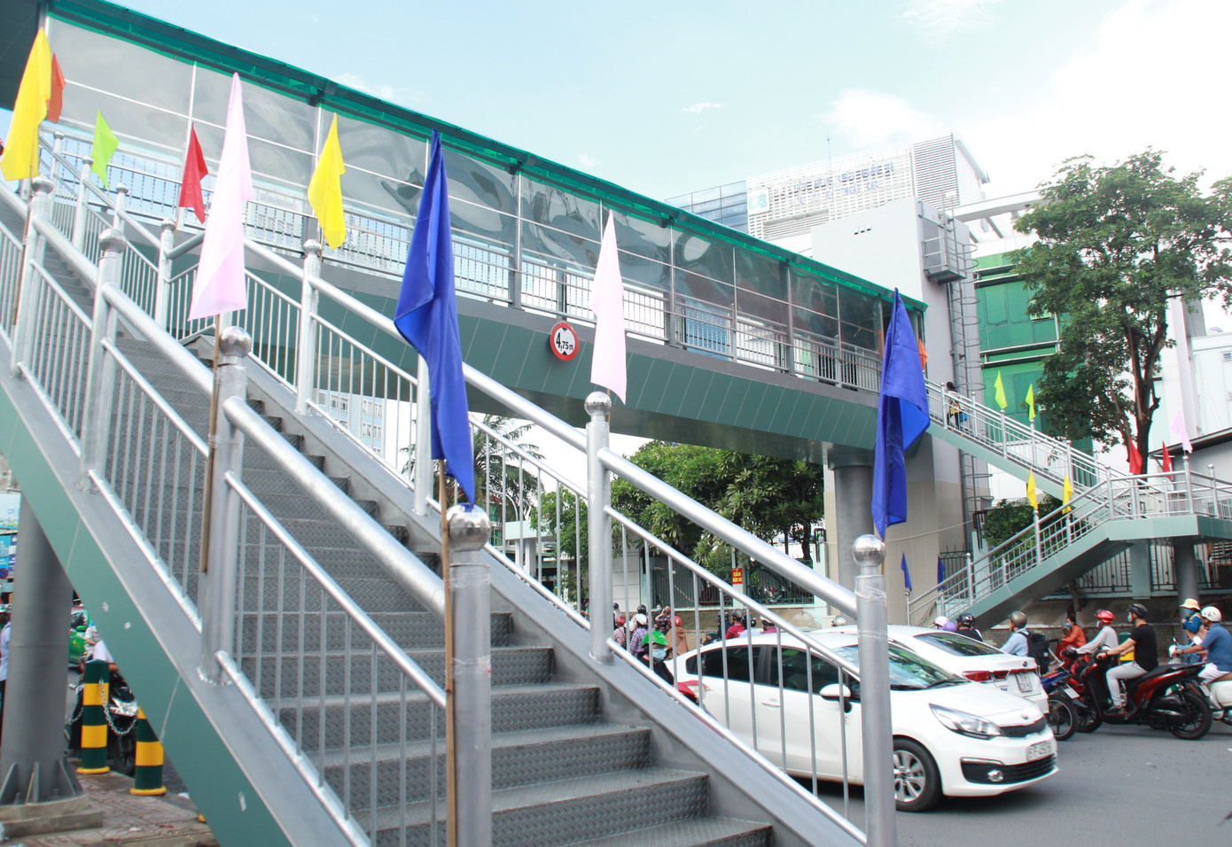 Nhìn gần cầu bộ hành có thang máy đầu tiên tại Sài Gòn ảnh 7