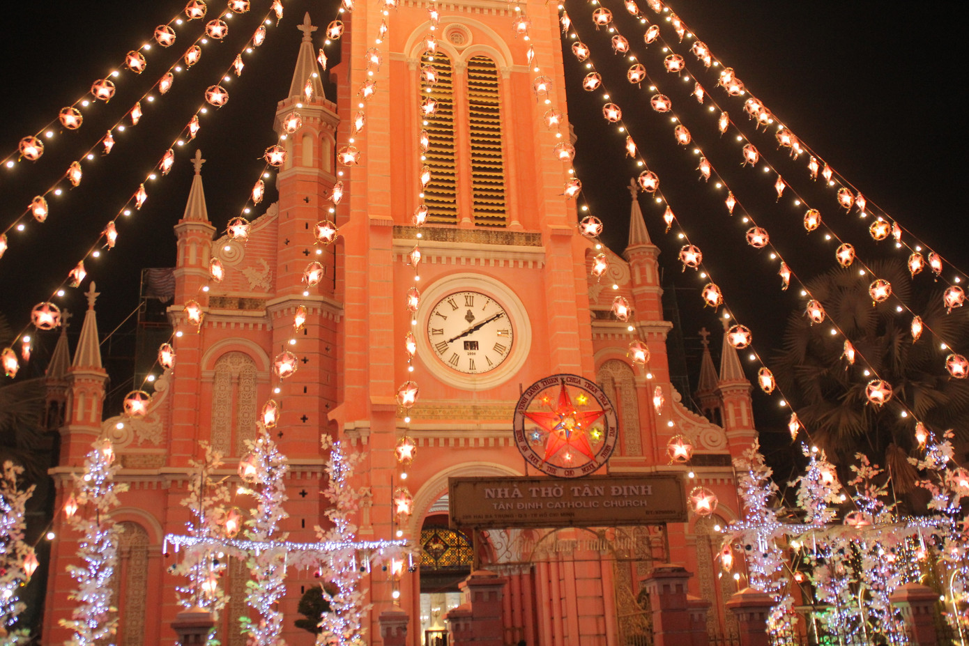 Vui đêm Noel, người dân Sài thành kín kẽ khẩu trang phòng dịch COVID -19 ảnh 10