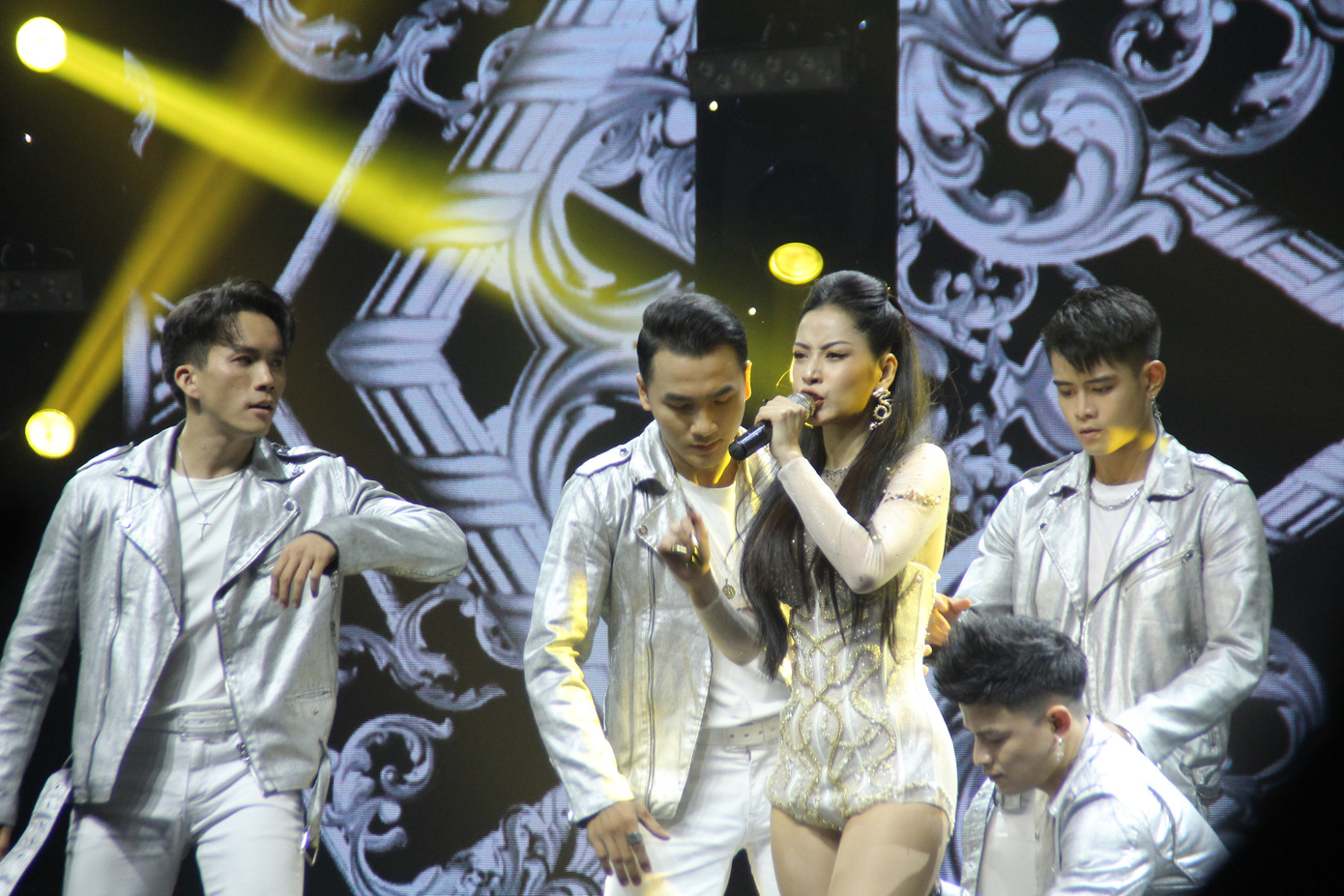 Anh chăn bò Ytiet, mẹ đơn thân thắng giải 'sáng tạo truyền cảm hứng' ảnh 10