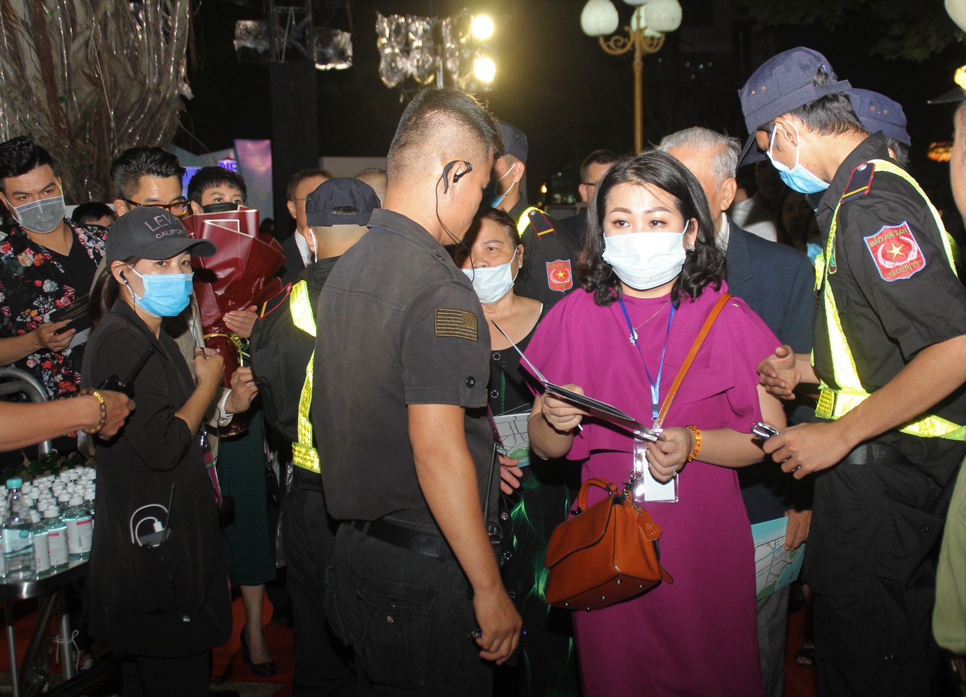 Người dân Vũng Tàu đến với đêm thi Người đẹp Thời trang Hoa hậu Việt Nam 2020 ảnh 1