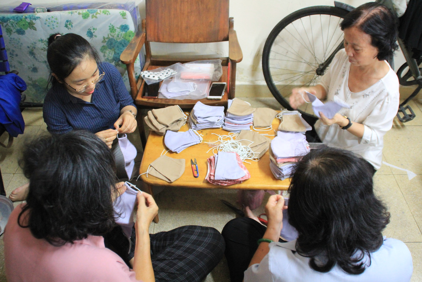 Người Sài Gòn tỉ mẩn may khẩu trang tặng người đi đường, học sinh đến trường ảnh 9