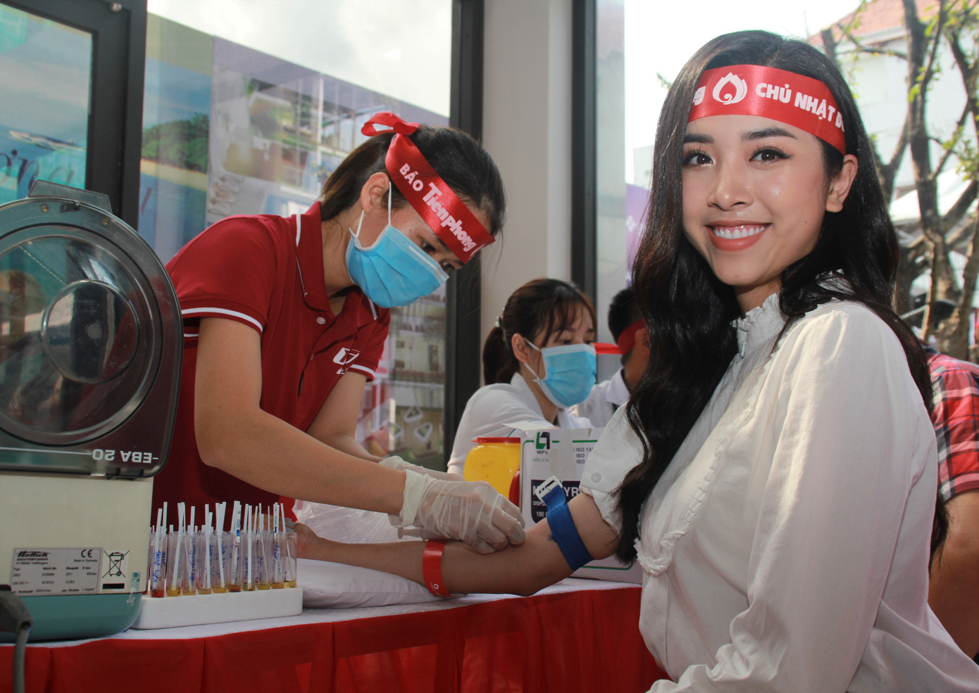 Á hậu Phương Nga, Thúy An rạng rỡ tham gia Chủ nhật Đỏ 2020 tại Bình Dương ảnh 2