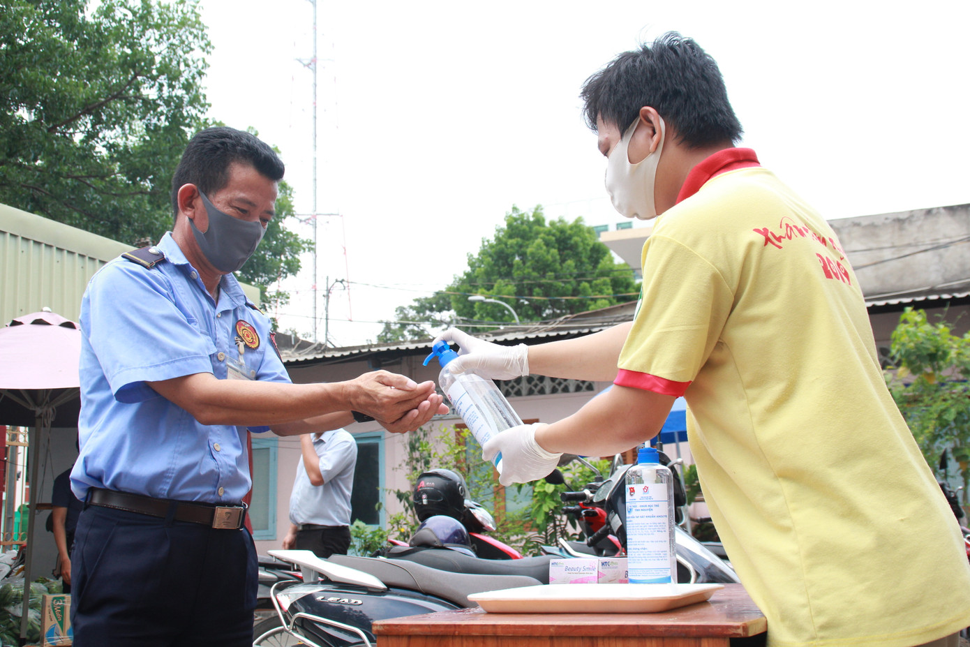 Bạn trẻ 'gõ cửa' từng người già neo đơn hoàn cảnh khó khăn trao nhu yếu phẩm ảnh 10