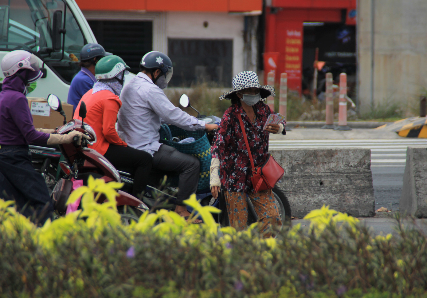 Người bán vé Sài Gòn mưu sinh trước giờ nghỉ chống dịch COVID-19 ảnh 1