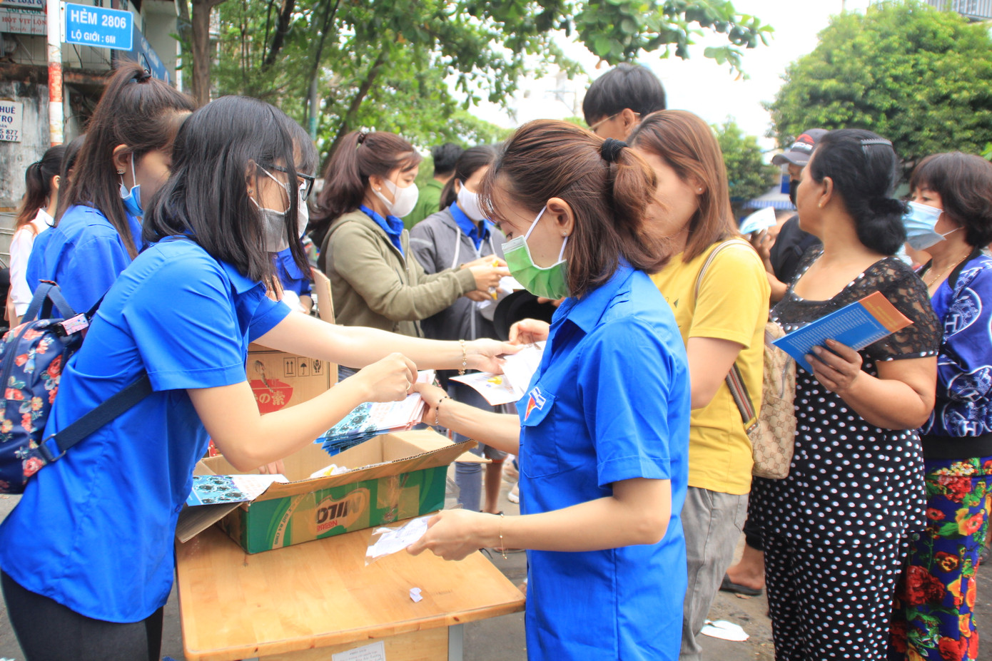 Thanh niên TPHCM tặng công cụ phòng dịch COVID-19 ở bến phà, phố Hàn ảnh 1