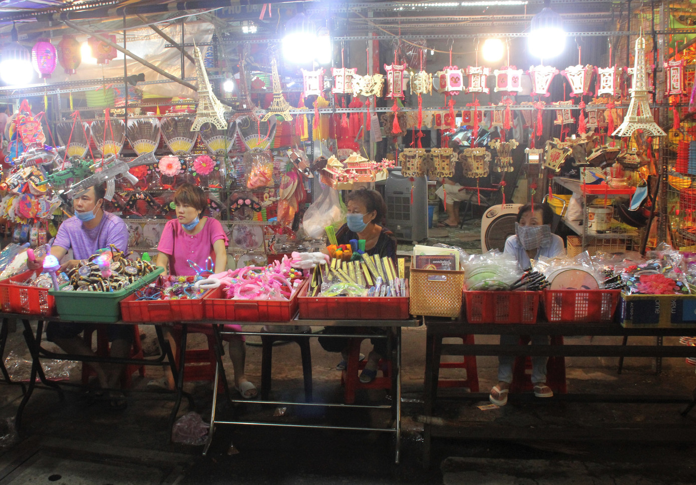 Phố lồng đèn đông đúc bạn trẻ vui hội Trung thu sớm ảnh 17