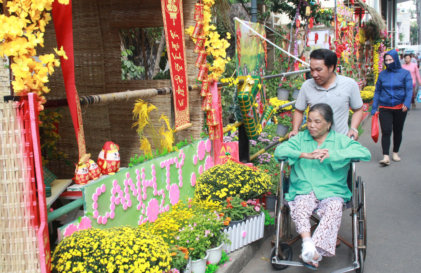 Đẹp mắt đường hoa xuân do các y, bác sỹ dày công chuẩn bị ảnh 22