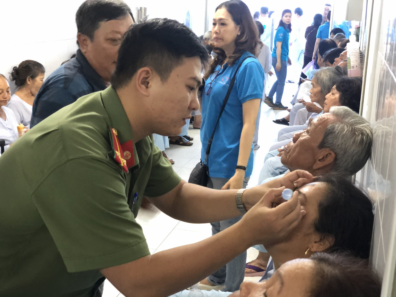 Mổ mắt, tặng quà Tết đến 150 người dân có hoàn cảnh khó khăn ảnh 4