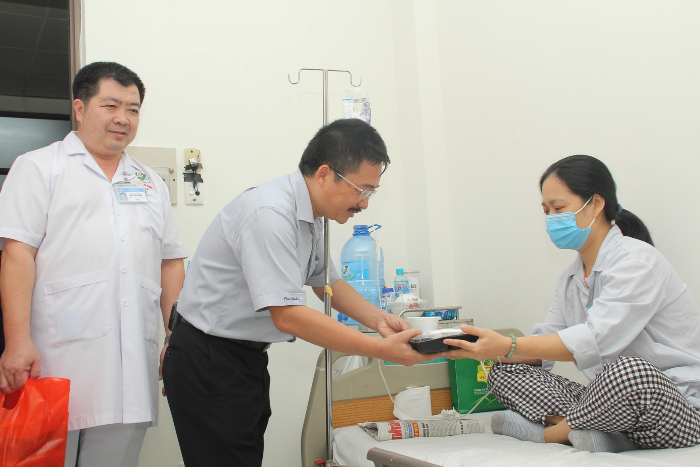 Chuyến thiện nguyện đầu tiên của Top 3 HHVN 2020 đến với các bệnh nhân, thương bệnh binh ảnh 2