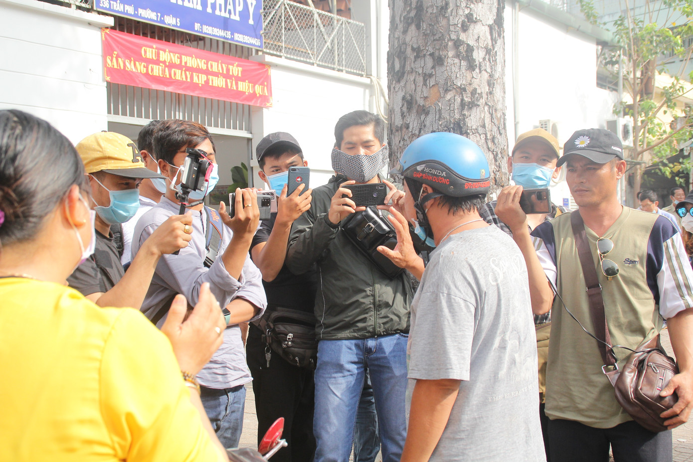 'Rừng' streamer bủa vây theo dõi từng động tĩnh ở trung tâm pháp y để thi thể Chí Tài ảnh 9