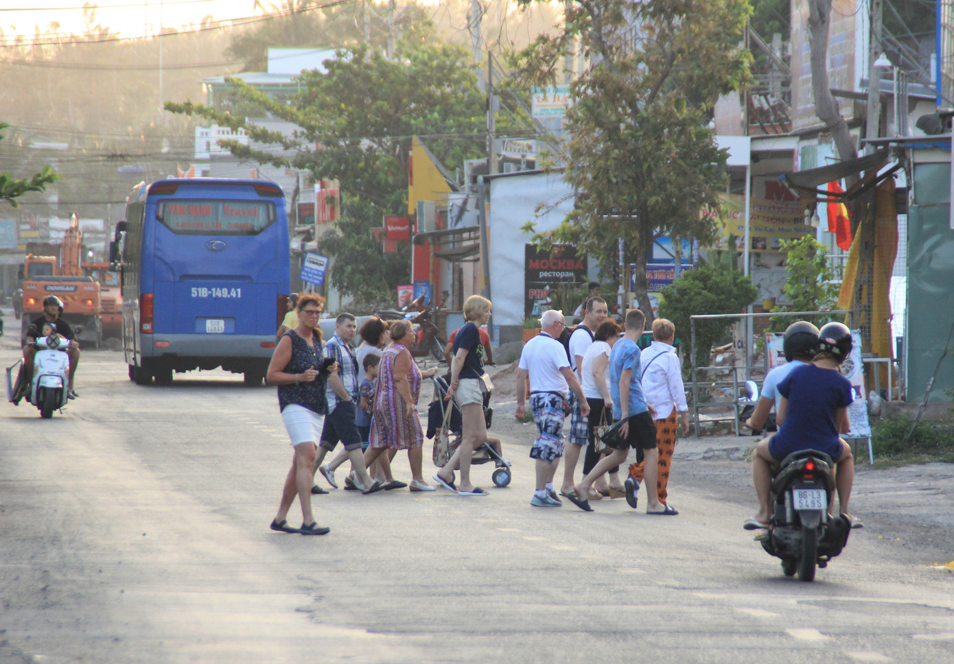 Khách quốc tế không mang khẩu trang tản bộ, tắm biển ở Nũi Né mùa dịch Covid-19 ảnh 8