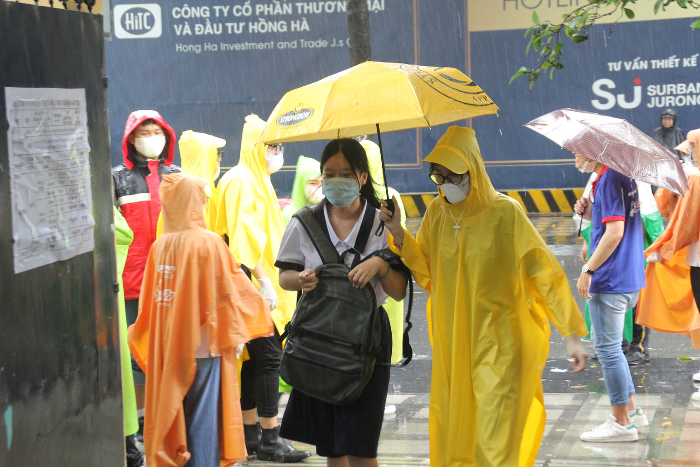 Nét đẹp tình nguyện trong ngày thi tốt nghiệp THPT mưa tầm tã giữa Sài thành ảnh 3