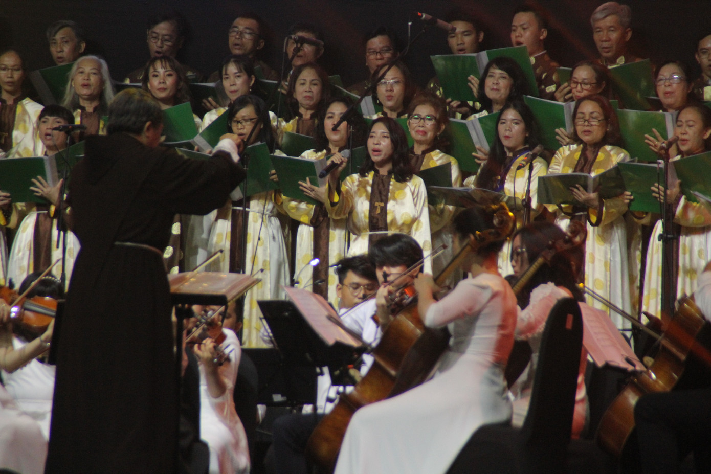 Đàm Vĩnh Hưng, Quang Dũng, Phi Nhung gửi thông điệp yêu thương qua ca khúc Giáng sinh ảnh 13