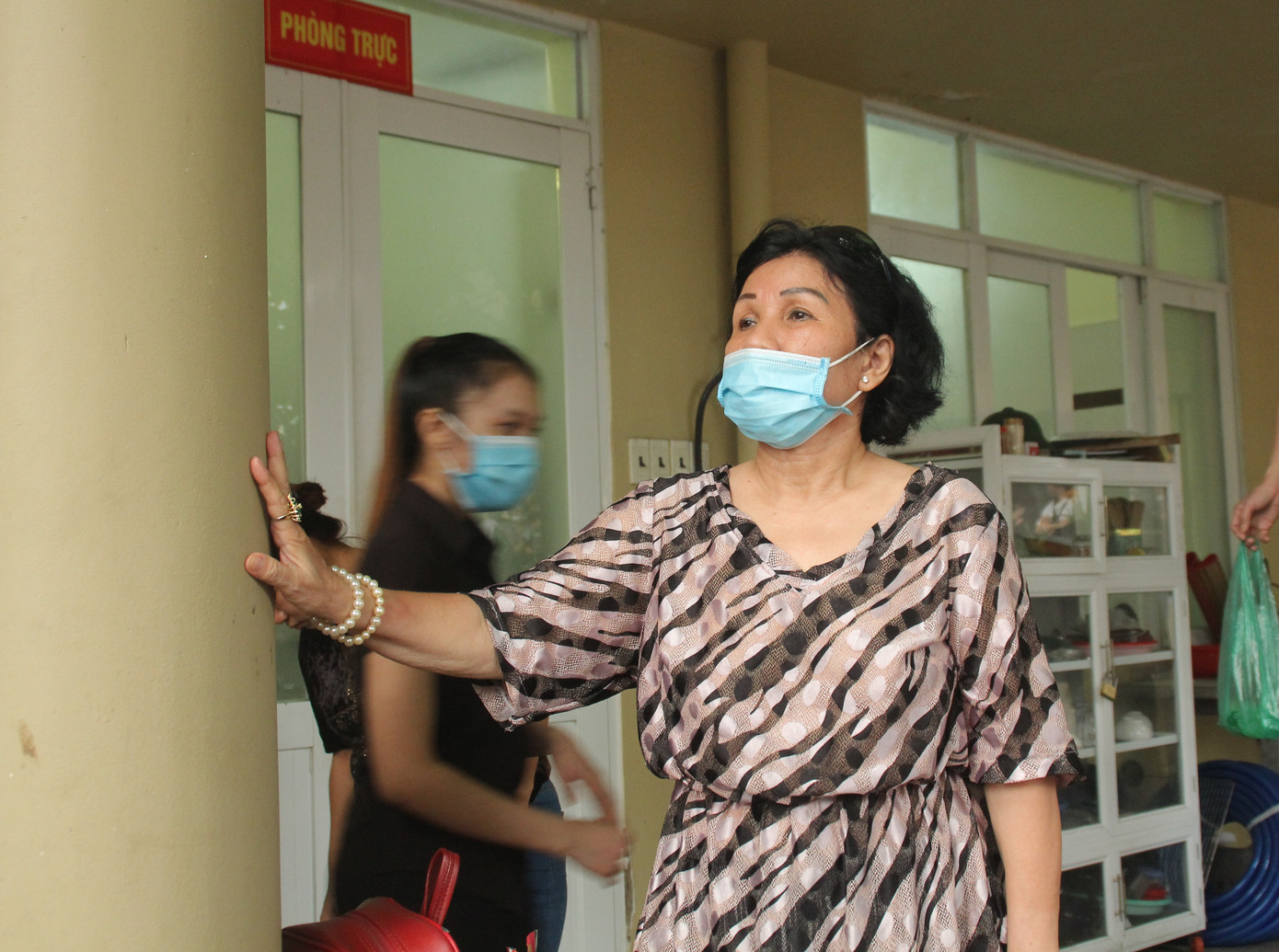 Bà Nhuận ngóng chờ đến giờ tiễn đưa nghệ sỹ Chí Tài. Đến tiễn biệt Chí Tài, người dân nhớ mãi về hình ảnh người nghệ sỹ hiền hậu, thân tình ảnh 1