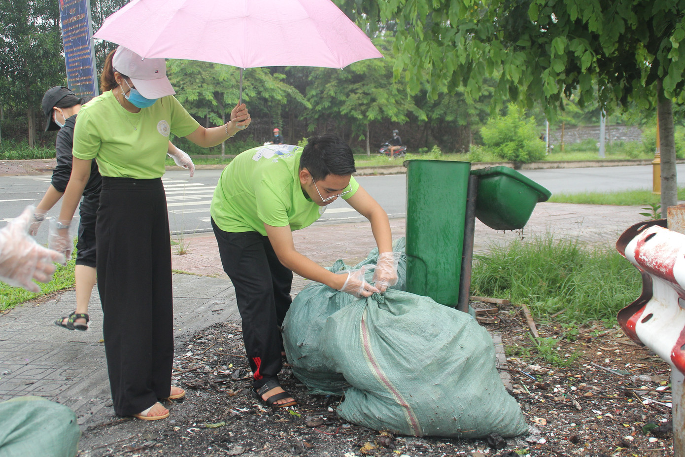Bạn trẻ tham gia dọn sạch rác thải ở 'dốc tình' ảnh 8