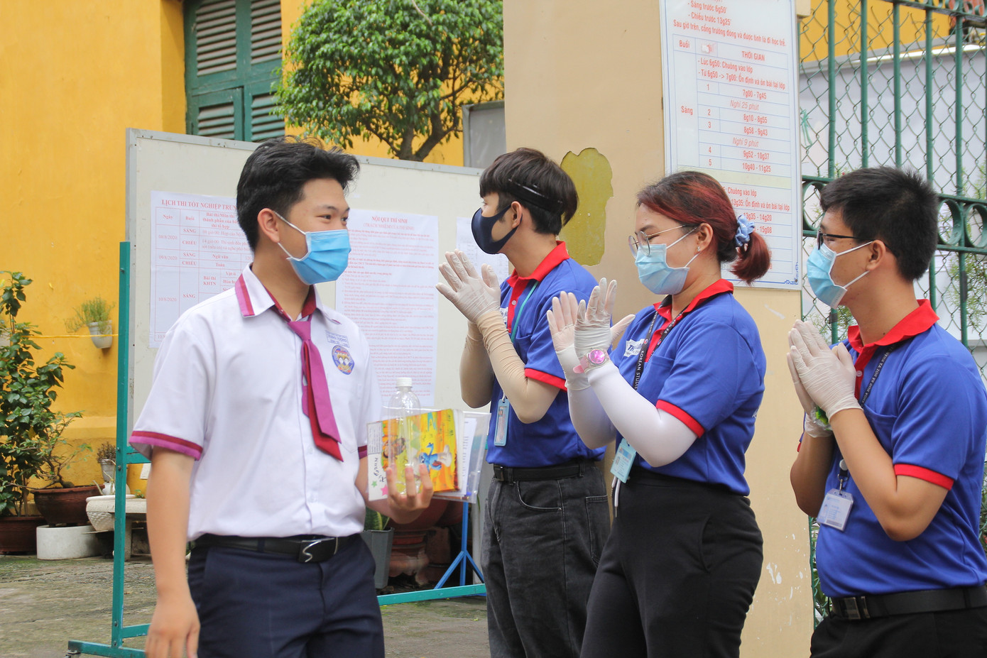 Nét đẹp tình nguyện trong ngày thi tốt nghiệp THPT mưa tầm tã giữa Sài thành ảnh 1