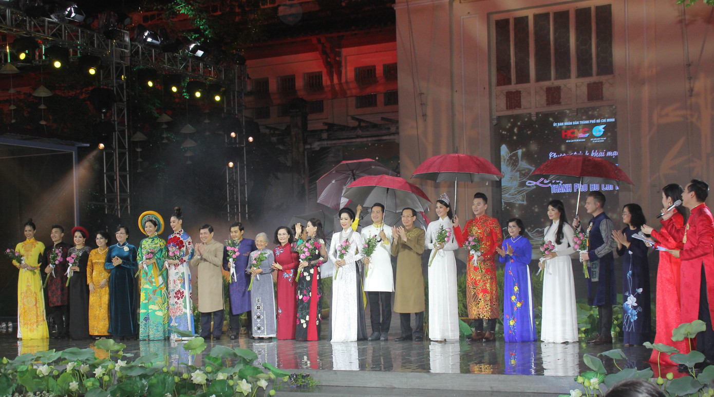 Hoa hậu Tiểu Vy, Khánh Vân cùng các nghệ sỹ dự khai mạc Lễ hội Áo dài TPHCM năm 2020 ảnh 1