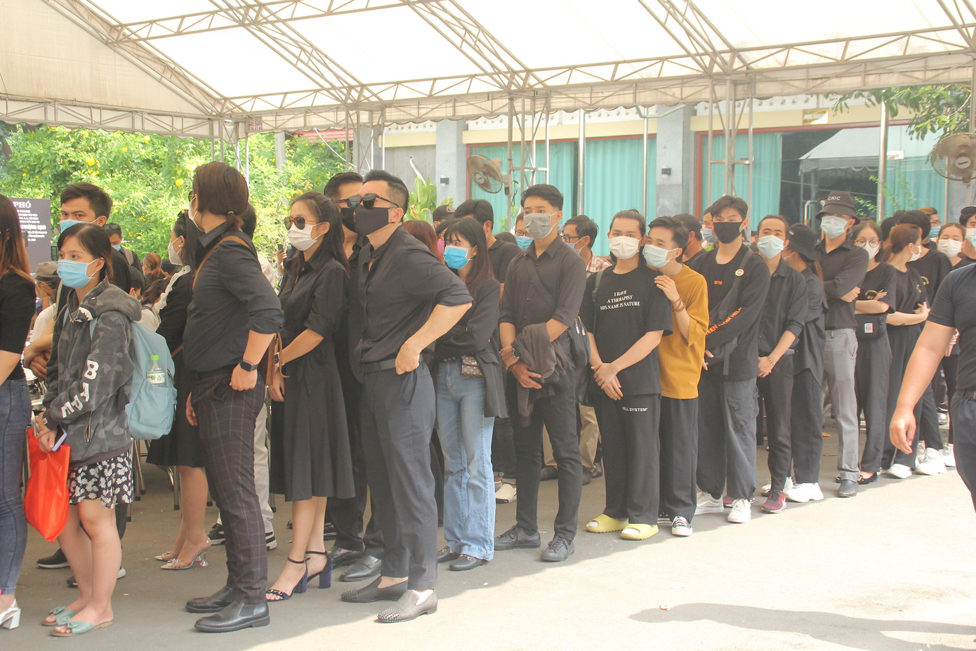 Việt Hương đeo khăn tang chia sẻ thông tin mới nhất quanh tang lễ nghệ sỹ Chí Tài ảnh 3