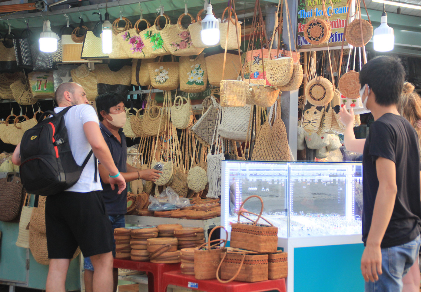 Khách quốc tế không mang khẩu trang tản bộ, tắm biển ở Nũi Né mùa dịch Covid-19 ảnh 1