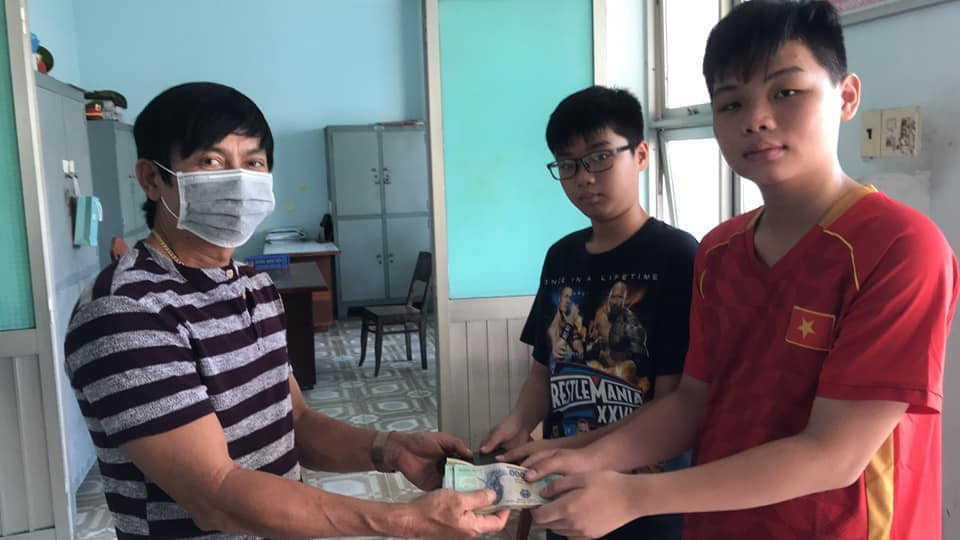 Nhặt được ví có hơn 30 triệu đồng, hai học sinh Phan Thiết trả lại chủ nhân ảnh 1