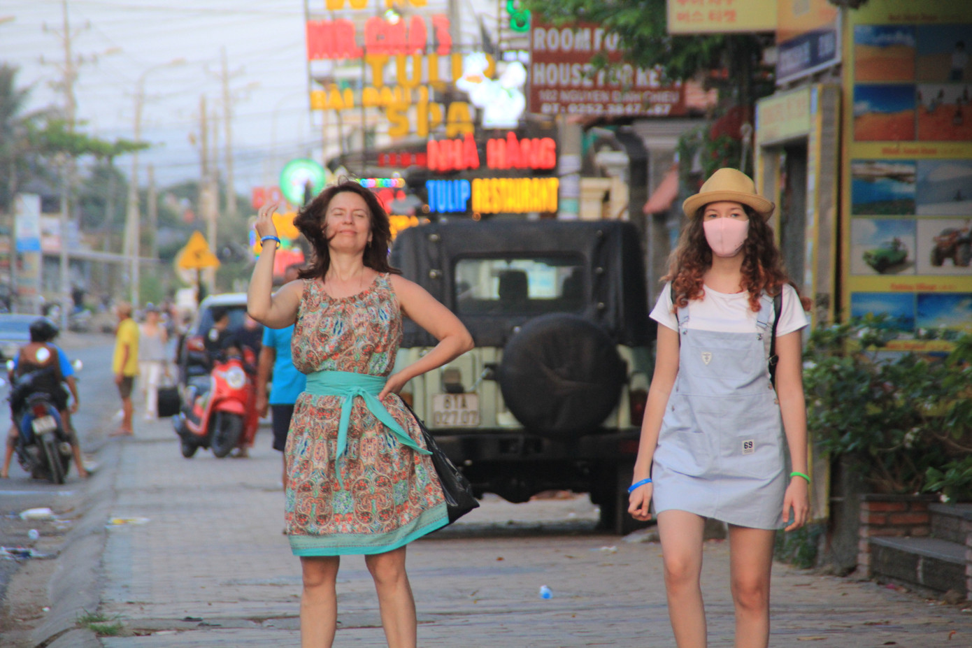 Khách quốc tế không mang khẩu trang tản bộ, tắm biển ở Nũi Né mùa dịch Covid-19 ảnh 9