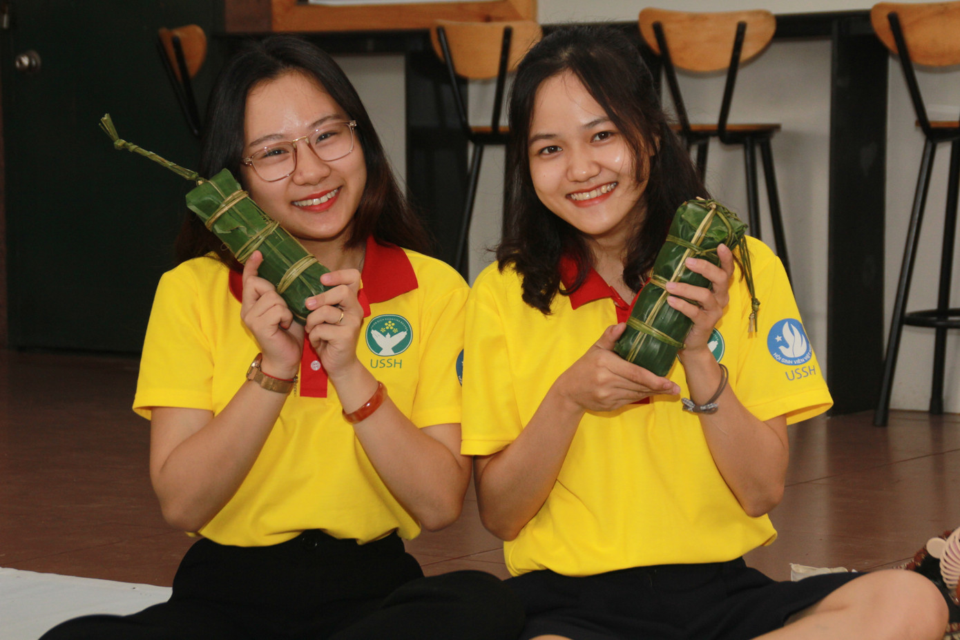 Ngày giáp Tết, bạn trẻ chung tay gói bánh chưng, bánh tét tặng người nghèo ảnh 11