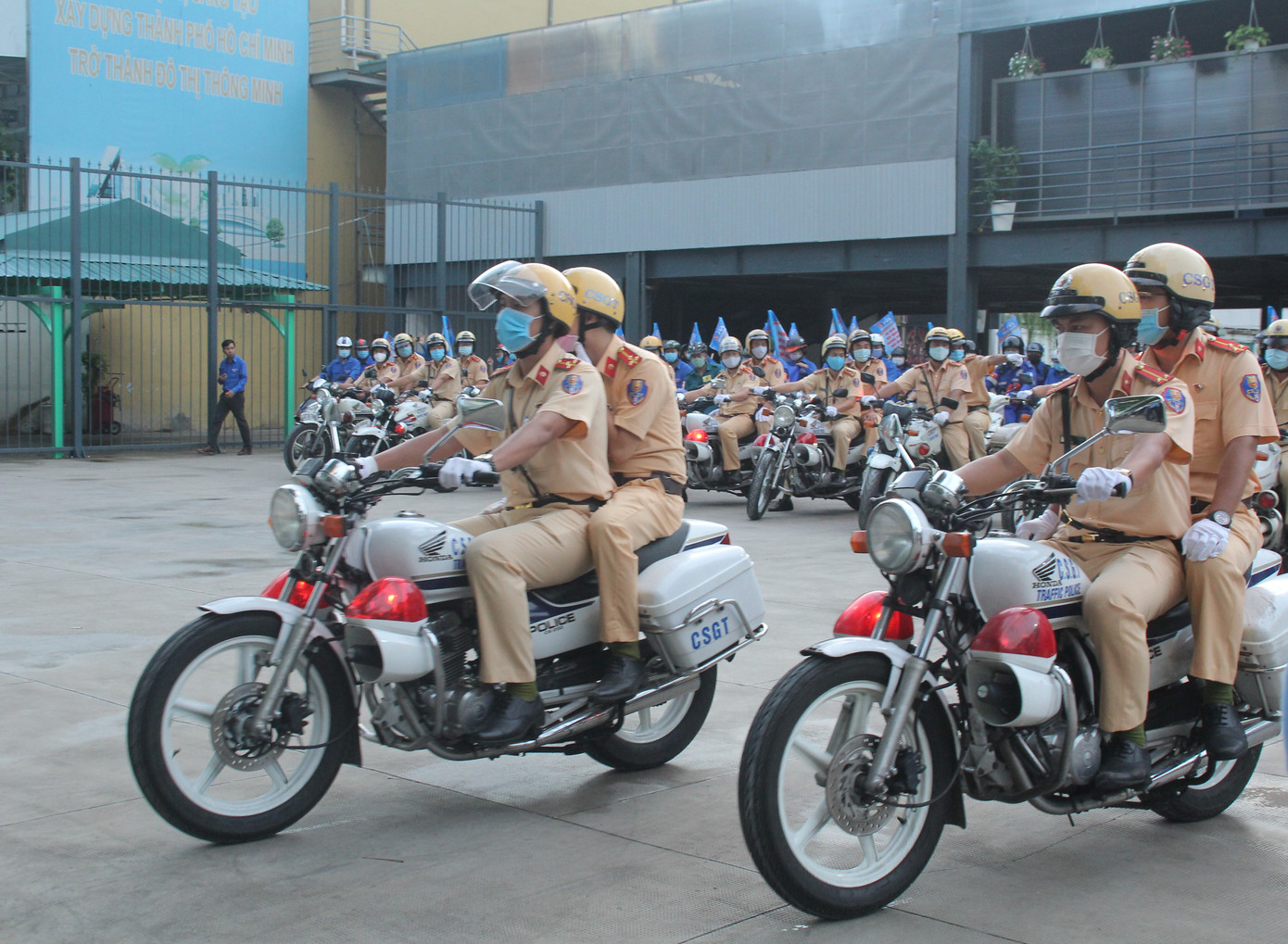 TPHCM ra quân đợt cao điểm đảm bảo trật tự, ATGT tại các giao lộ ùn tắc ảnh 6