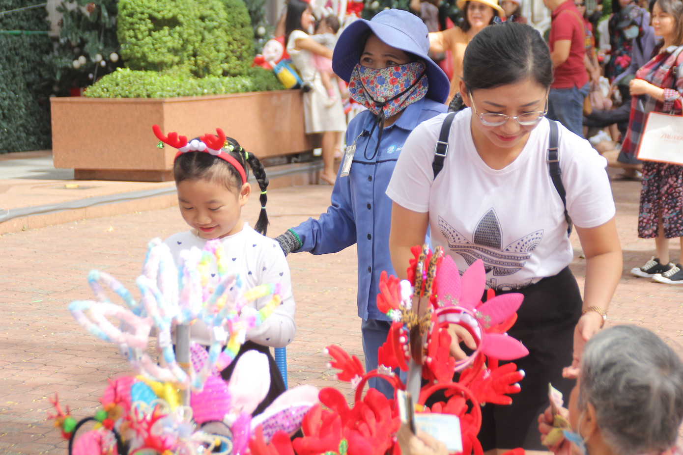 Cuối tuần, phố Sài Gòn đông đúc người đi chơi Noel sớm ảnh 11