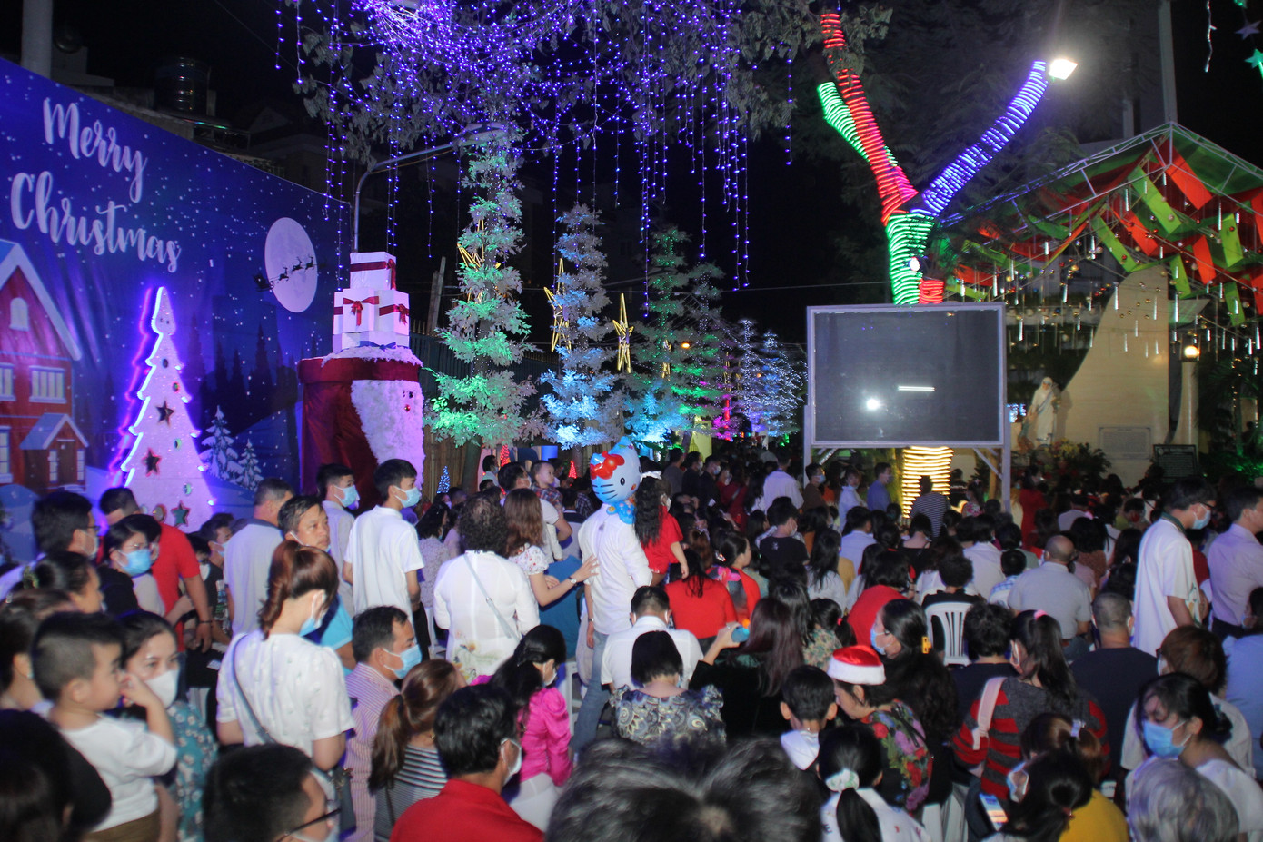 Vui đêm Noel, người dân Sài thành kín kẽ khẩu trang phòng dịch COVID -19 ảnh 1