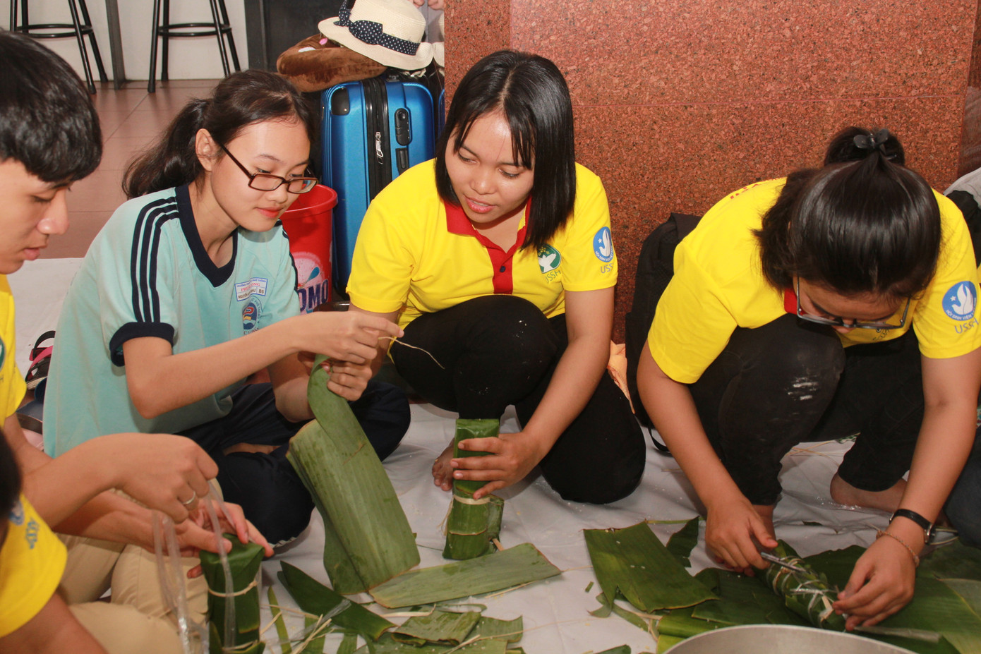Ngày giáp Tết, bạn trẻ chung tay gói bánh chưng, bánh tét tặng người nghèo ảnh 6