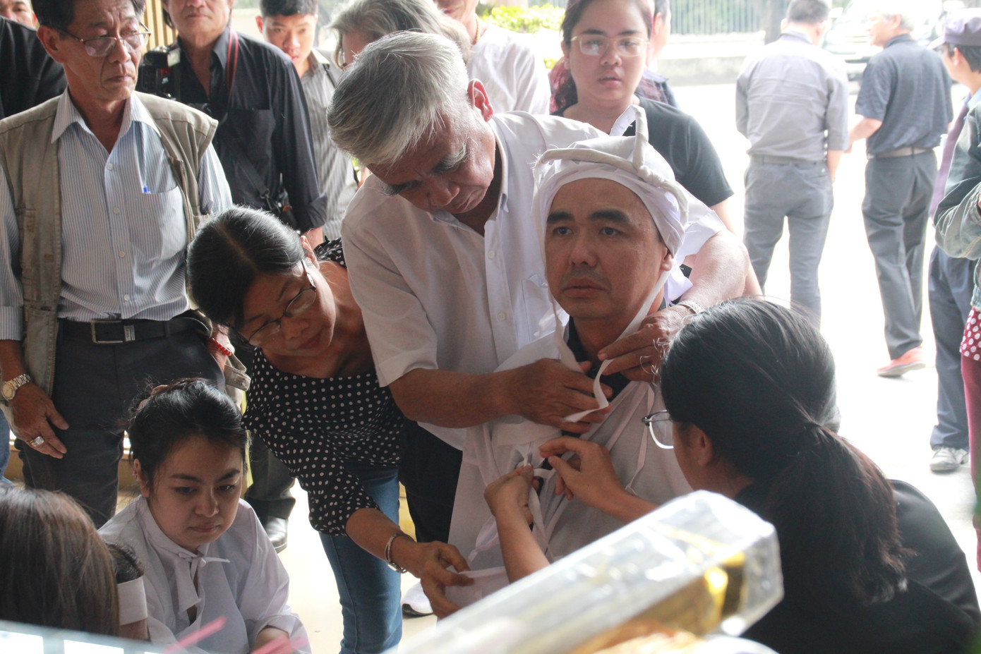Gia đình con trai nhìn mặt Chánh Tín lần cuối trước giờ phút hoả táng ảnh 6