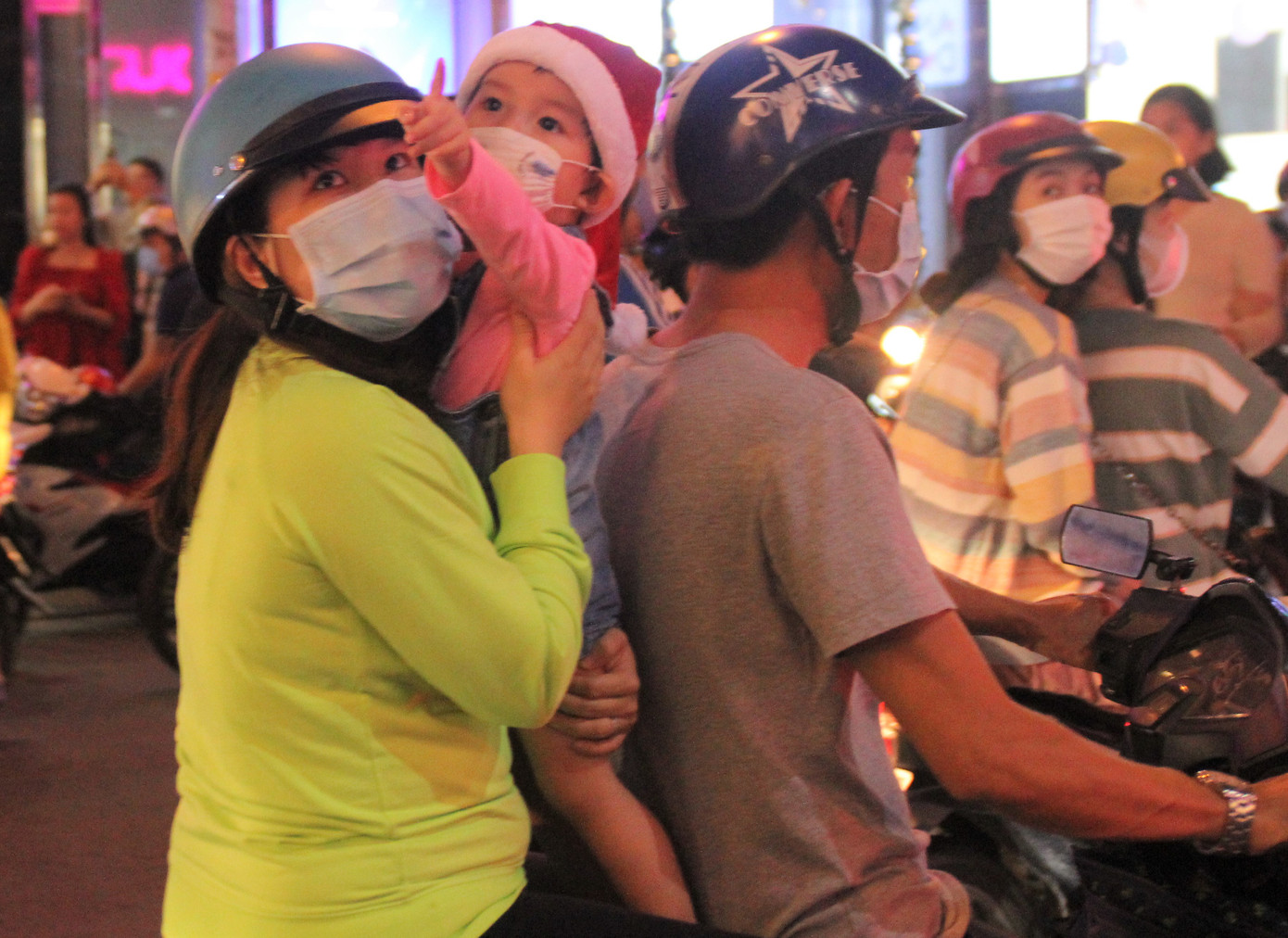 Vui đêm Noel, người dân Sài thành kín kẽ khẩu trang phòng dịch COVID -19 ảnh 19