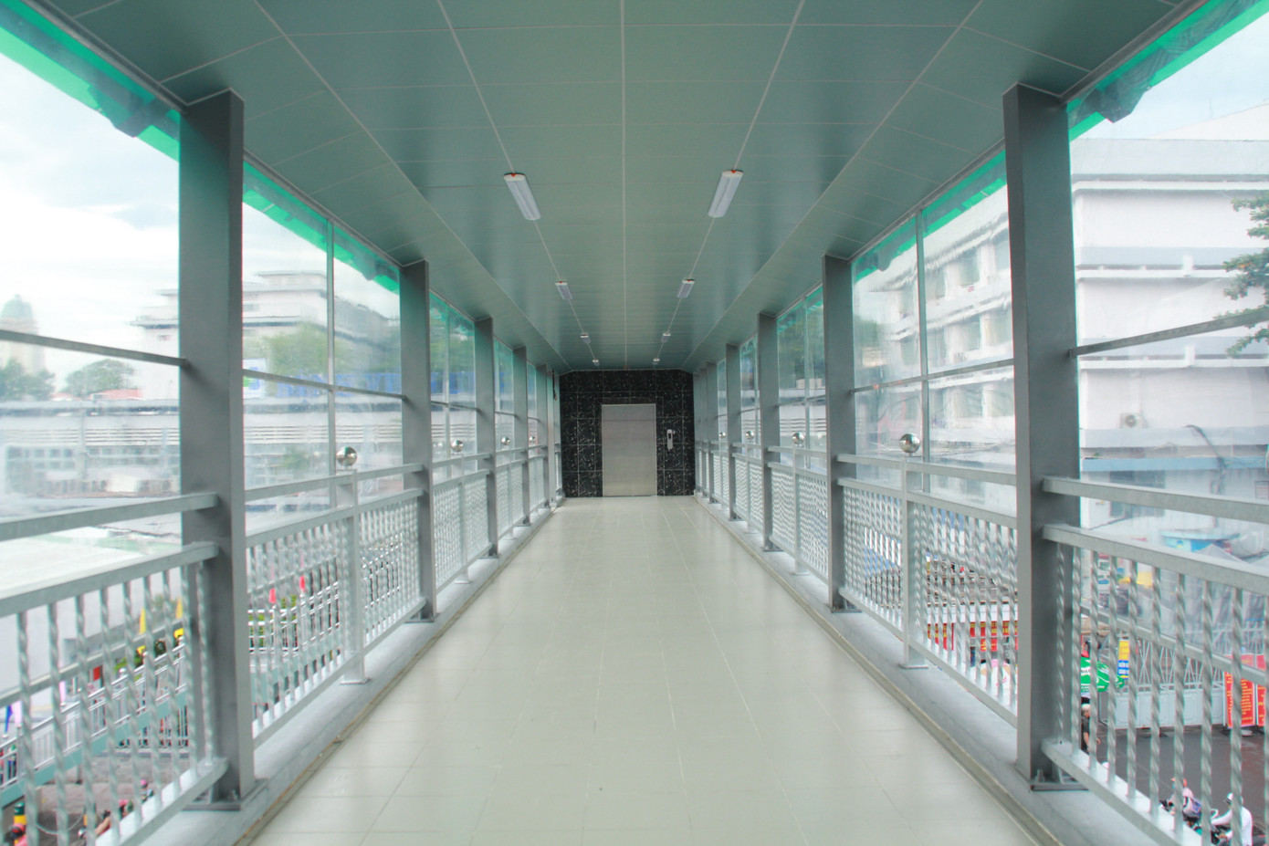 Nhìn gần cầu bộ hành có thang máy đầu tiên tại Sài Gòn ảnh 3