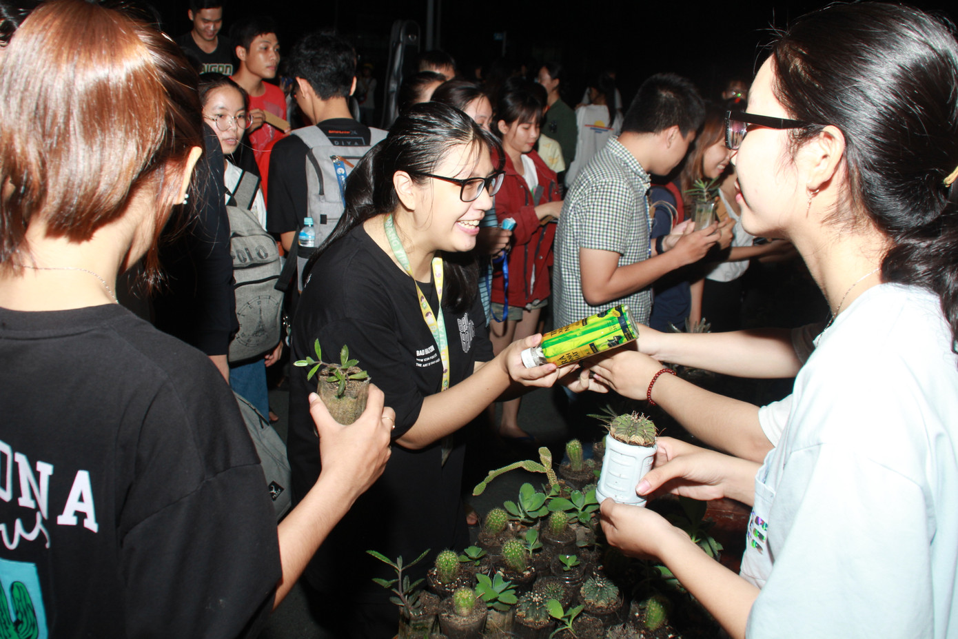 Bạn trẻ tặng cây, gieo nụ cười ở ký túc xá ảnh 10