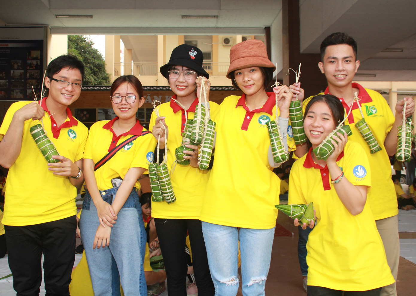 Ngày giáp Tết, bạn trẻ chung tay gói bánh chưng, bánh tét tặng người nghèo ảnh 10