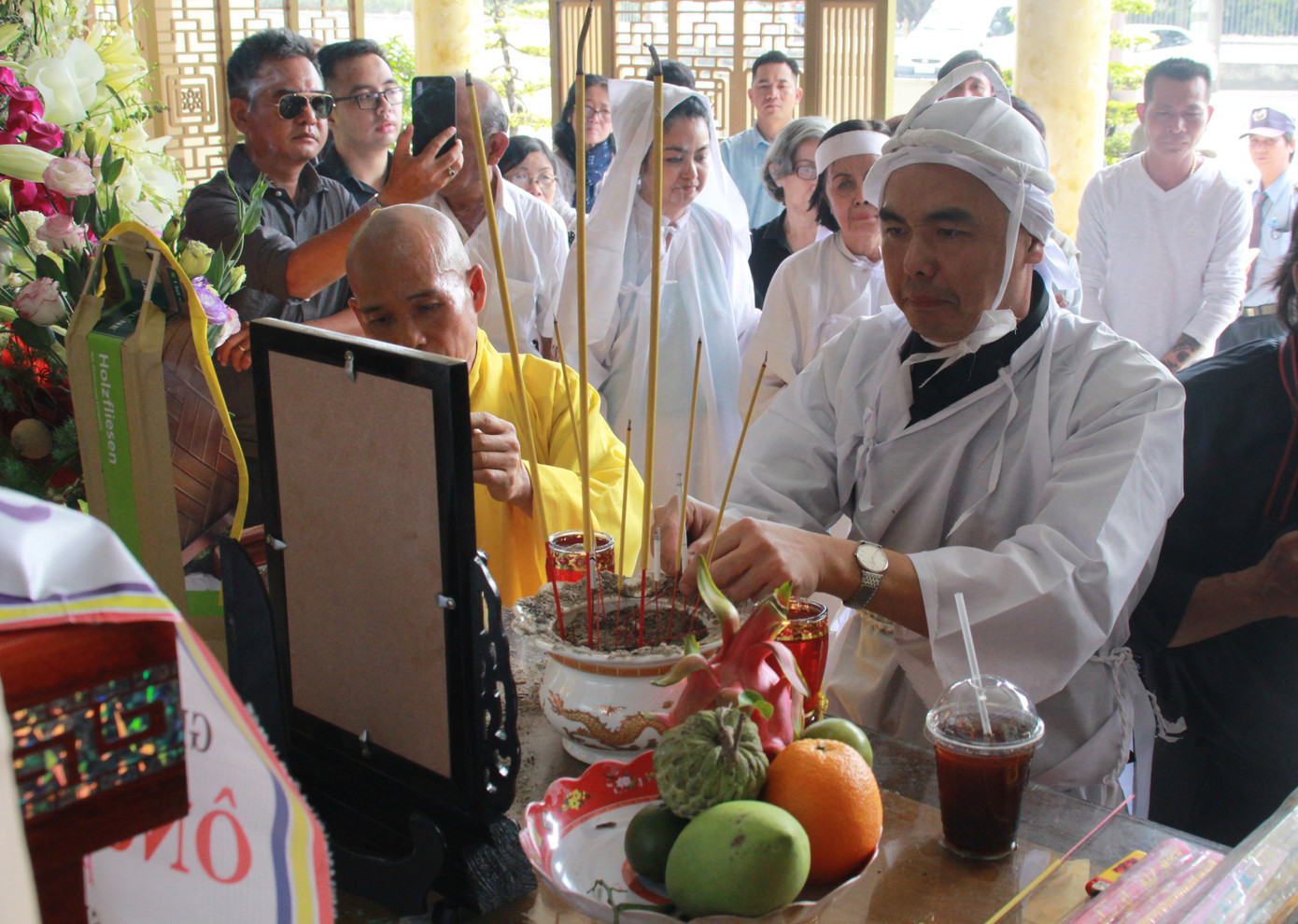 Gia đình con trai nhìn mặt Chánh Tín lần cuối trước giờ phút hoả táng ảnh 8
