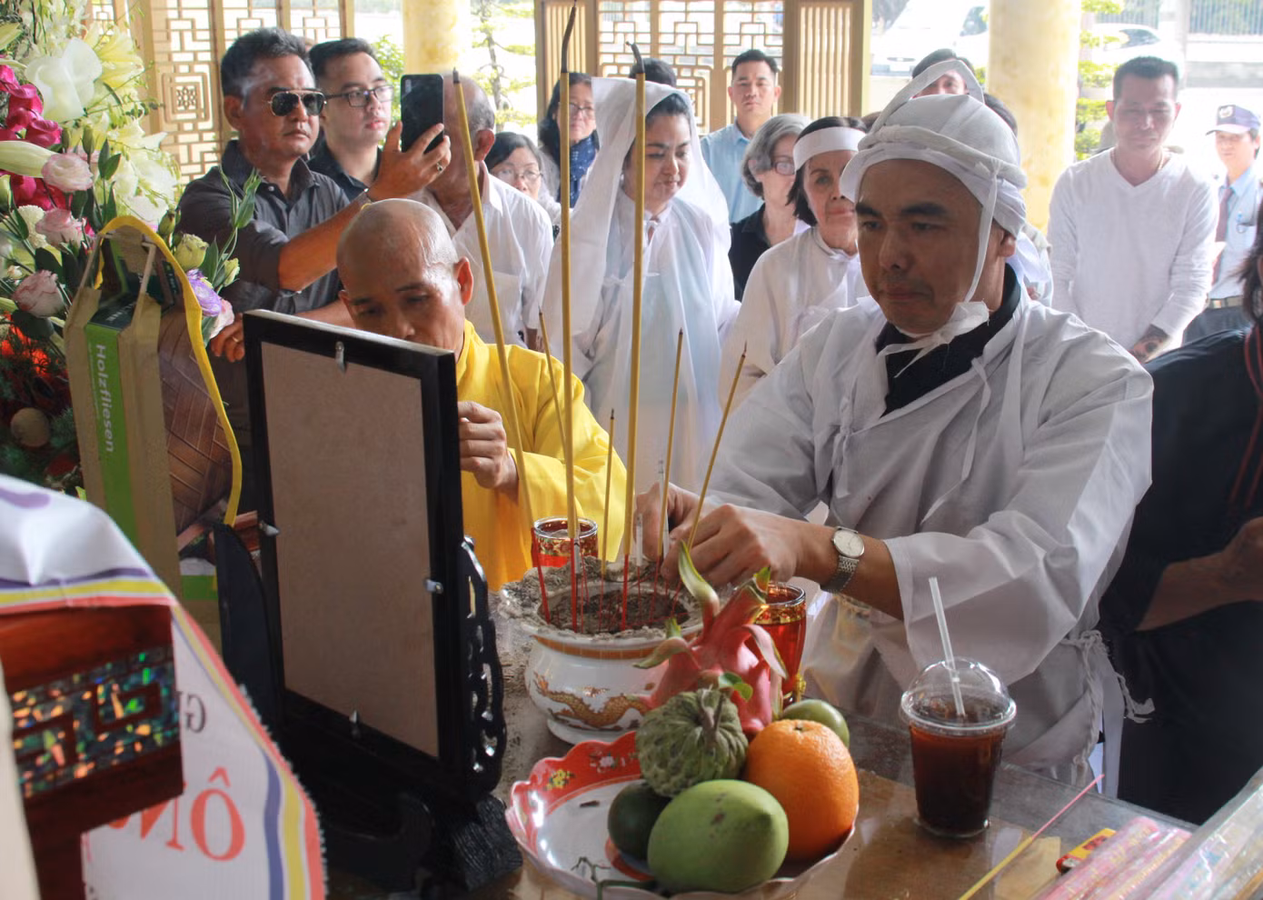 Gia đình con trai nhìn mặt Chánh Tín lần cuối trước giờ phút hoả táng ảnh 8