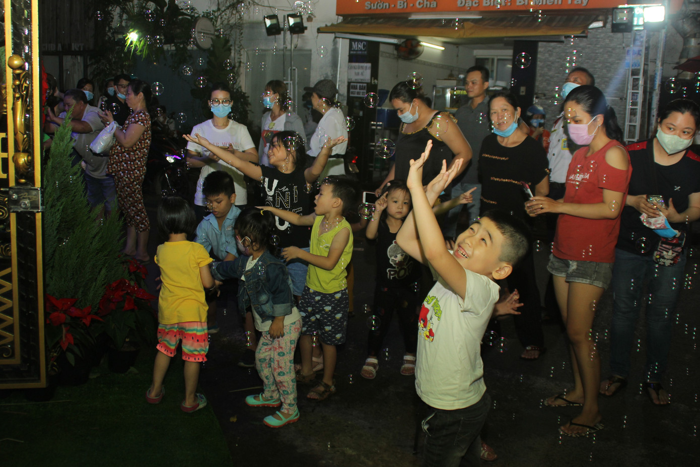 Trẻ em vui thích nô đùa bên hang đá, nai vàng... đón Noel ở biệt thự triệu đô của Mr. Đàm ảnh 5