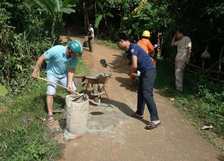 Cựu chiến sỹ tình nguyện chia sẻ công trình ý nghĩa với bà con vùng xa trong ngày mưa bão ảnh 4
