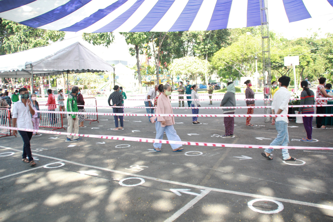 'ATM gạo' đến với người dân nghèo khu đông TPHCM ảnh 3