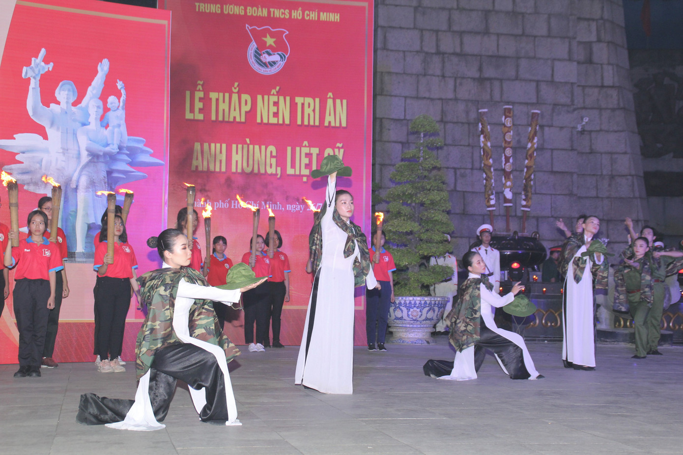 Tri ân những người viết nên trang vàng đẹp nhất truyền thống tuổi trẻ VN ảnh 18